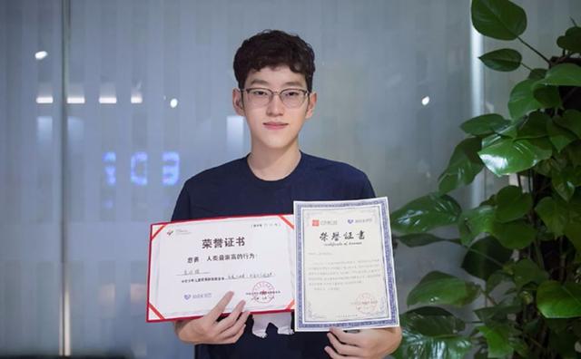Scout粉丝捐赠图书馆，引LCK玩家恰柠檬